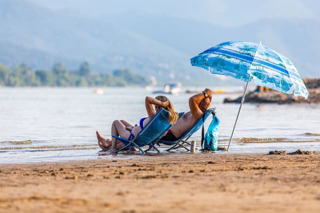 Homokos dunai szabad-strand napernyőkkel a Nomád Bárnál
